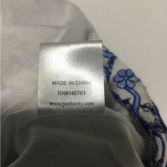 Parker Blouse Top Women’s Size Large Color White & Blue Embroidered Flower - Picture 7 of 11